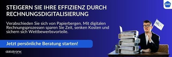 „Überforderter Büroangestellter sitzt hinter einem hohen Stapel Aktenordner und hält ein ‚Help‘-Schild hoch – Symbolbild für Arbeitsstress, Dokumentenchaos und Überlastung im Büroalltag.“