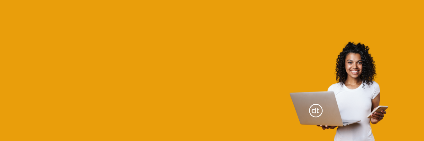 Frau mit Handy und Laptop in den Händen 